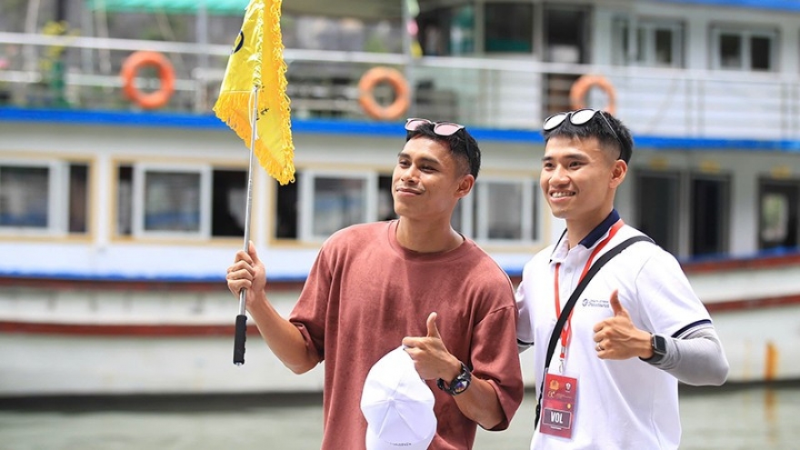International players and coaches enthralled by Ha Long Bay beauty